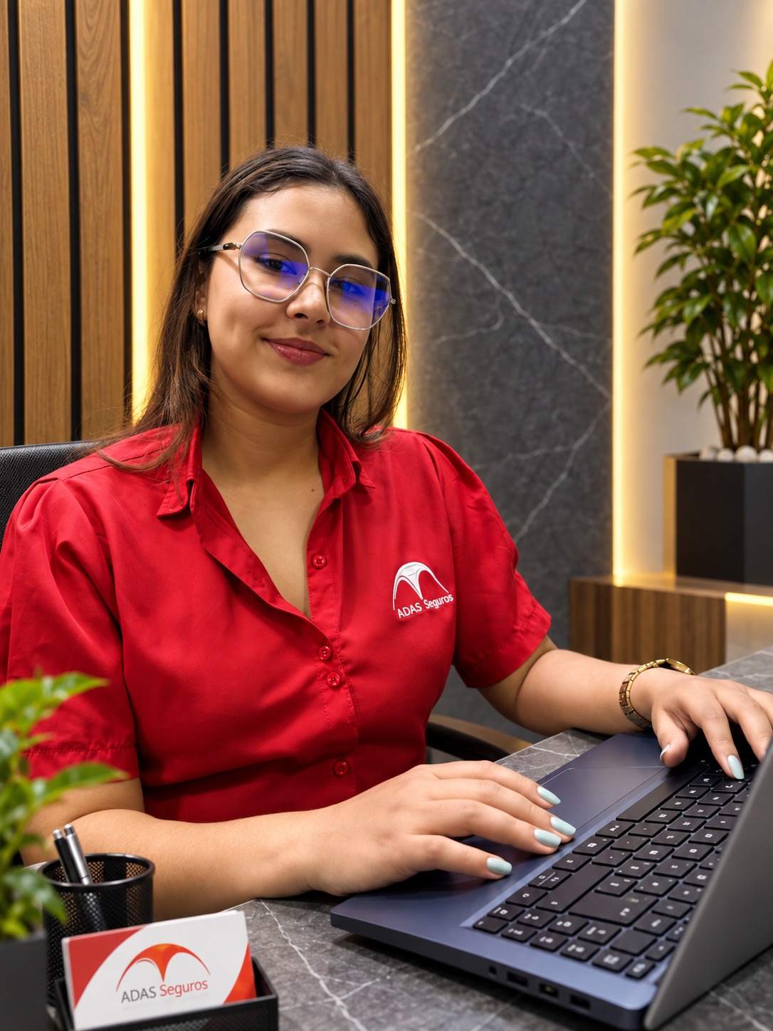 Colaboradora de ADAS Seguros en su oficina, fotografía 1